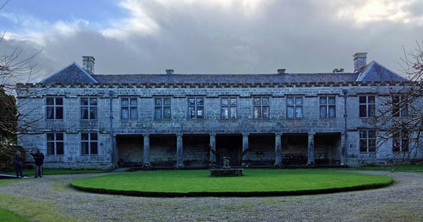 Panoramic photo of the Godolphin and the circular driveway on a cloudy day.